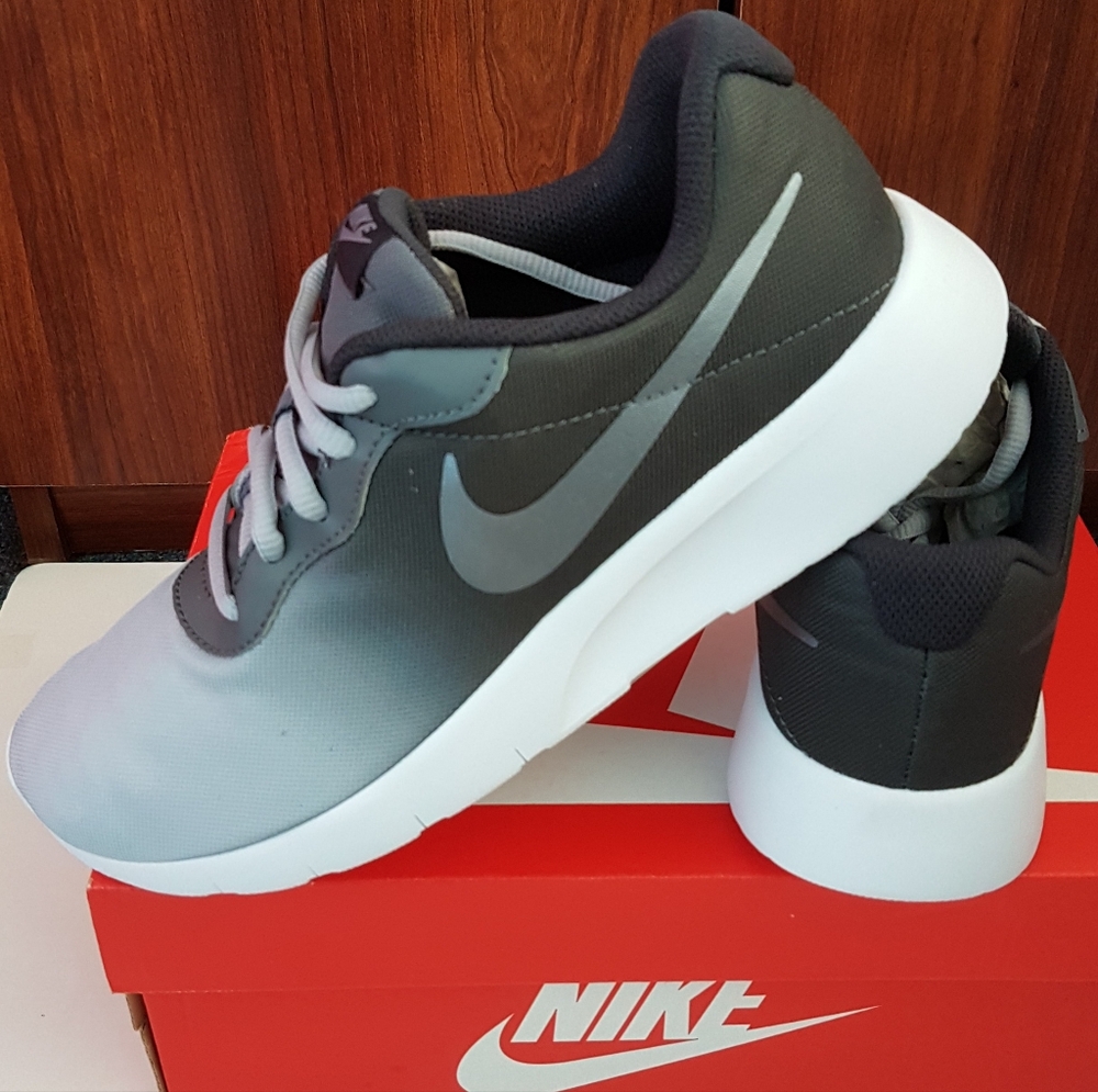 NIKE TANJUN CRADUL WOMEN'S US SIZE 8.5 BRAND NEW IN BOX